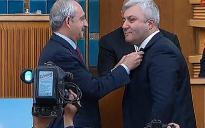 Kılıçdaroğlu Özkan’a rozet taktı!